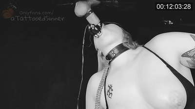 Lijepa djevojka sa savršenim sisama u gloryhole